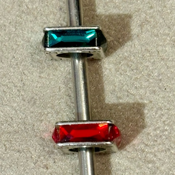 🎄2 Brighton Squared spacers Red & green crystal for Christmas Thin bead Retired - Picture 1 of 6